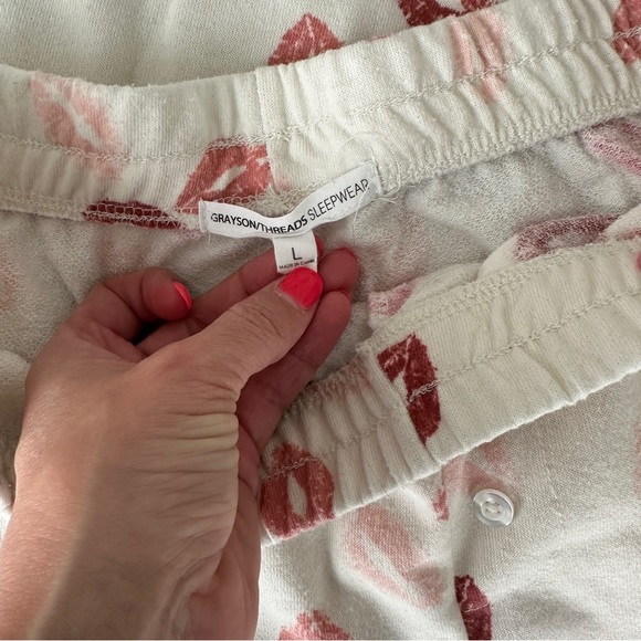 Grayson/threads sleepwear size L kisses 💋 print - Picture 3 of 5